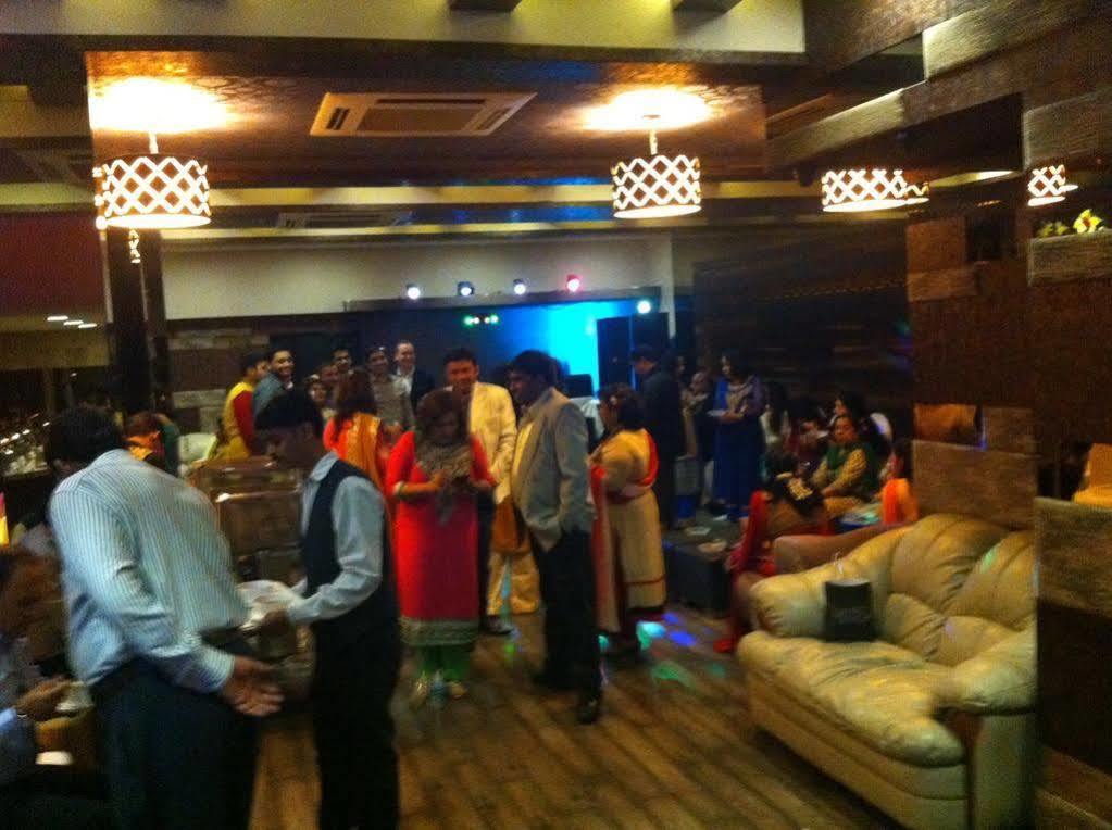 Beyond Hotel Új-Delhi Kültér fotó