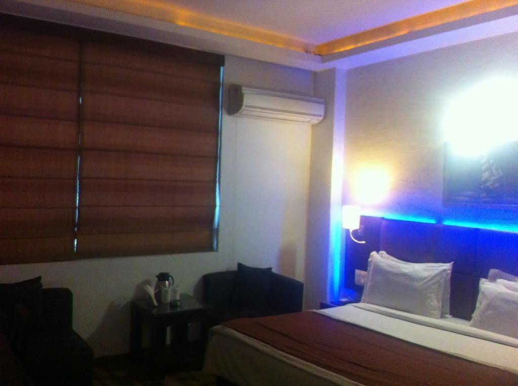 Beyond Hotel Új-Delhi Kültér fotó