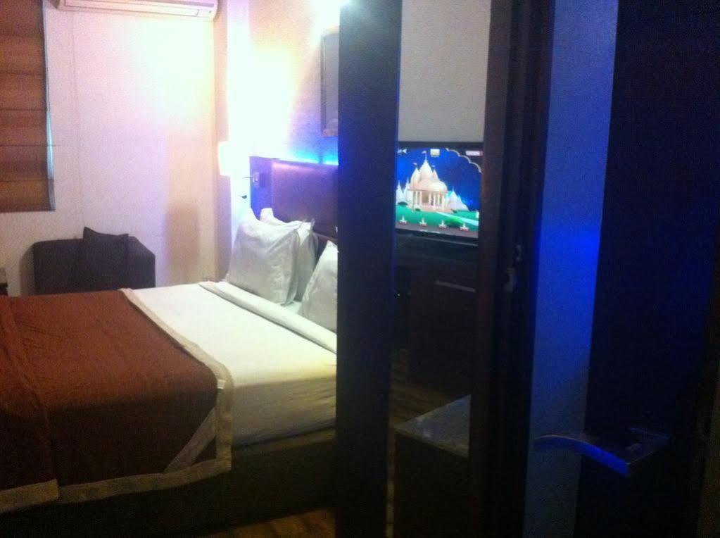 Beyond Hotel Új-Delhi Kültér fotó
